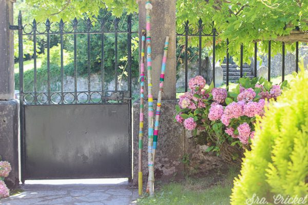 palos decorados en exterior estilo boho