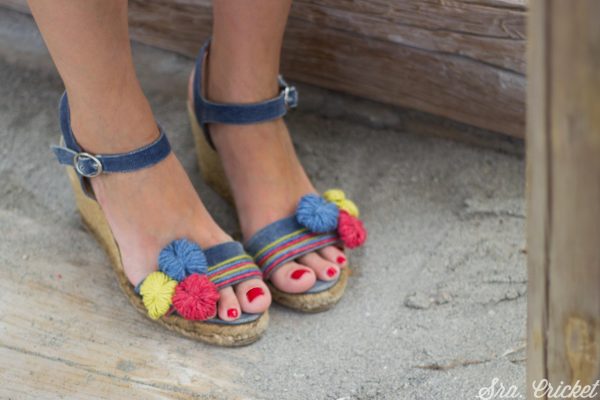 adornar sandalias con pompones
