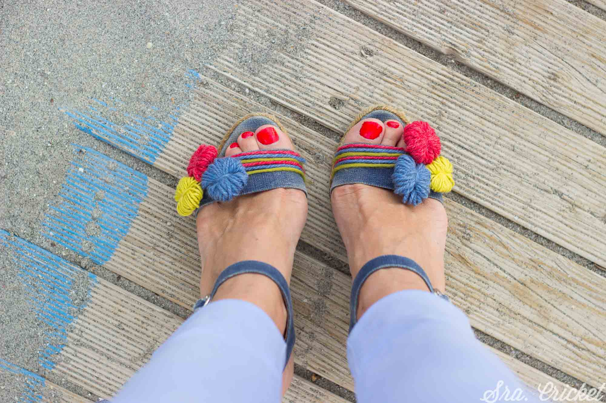 customizar viejas sandalias con abalorios