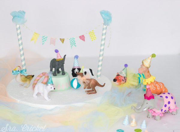 decorar tarta con animales de plastico