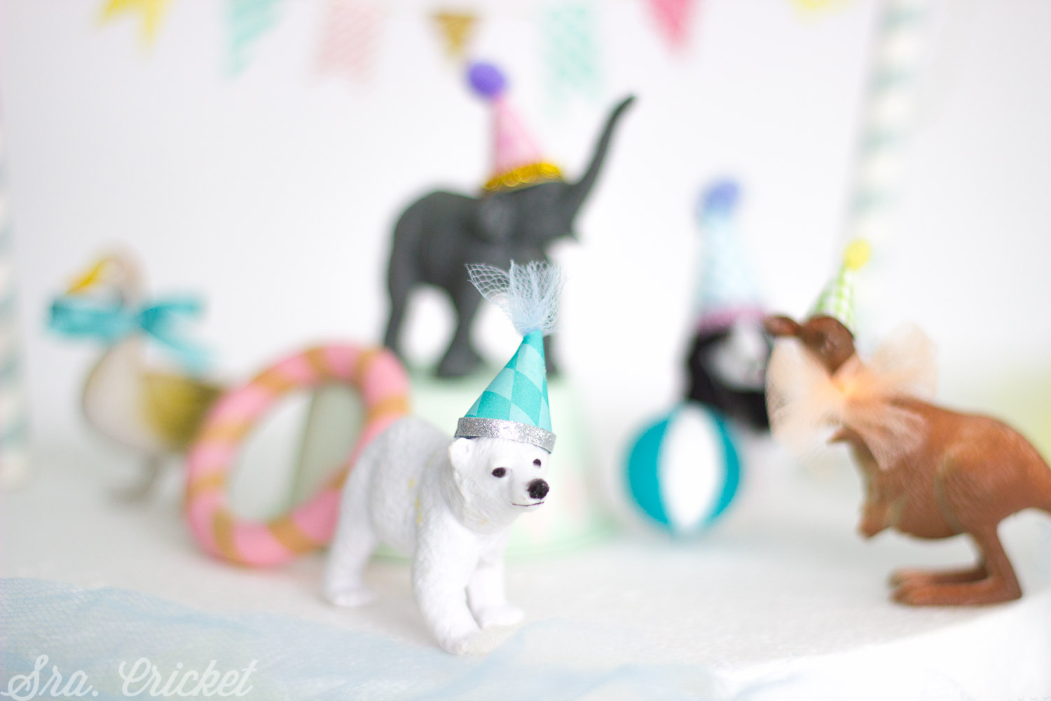 decorar una tarta con animales de juguete y plastico