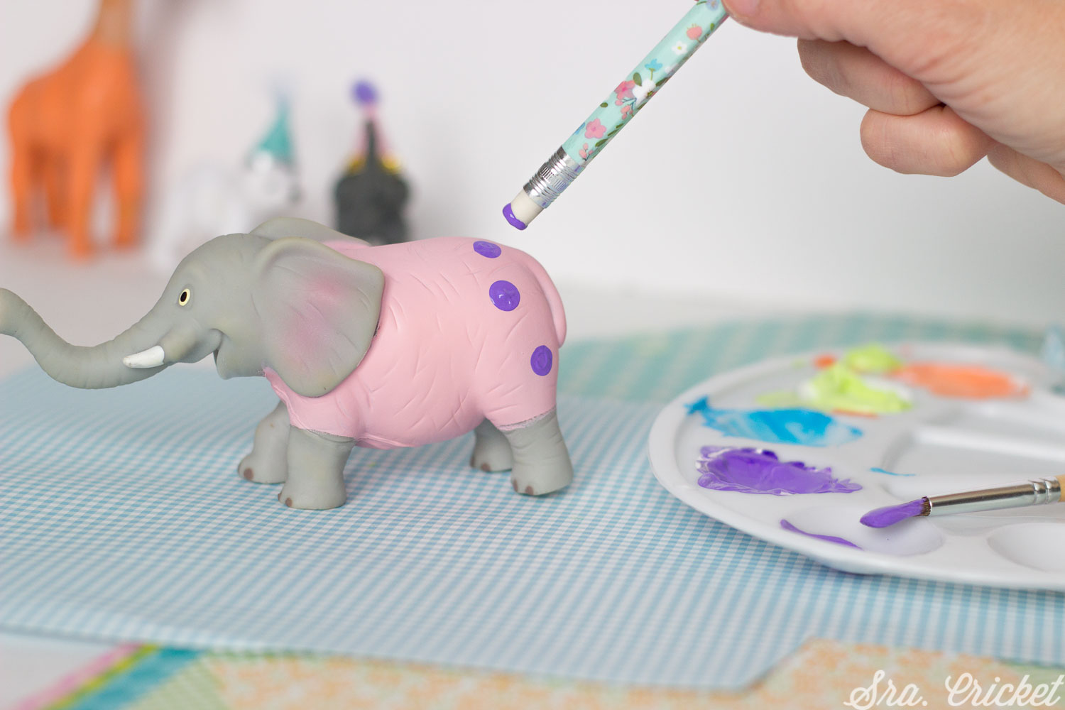 manualidades con niños pintar animales de plastico