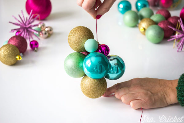 como hacer una guirnalda de bolas de navidad bonita