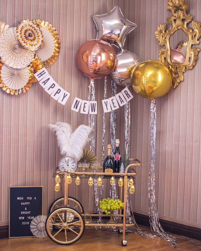 decoración con globos redondos metalizados oro y plata