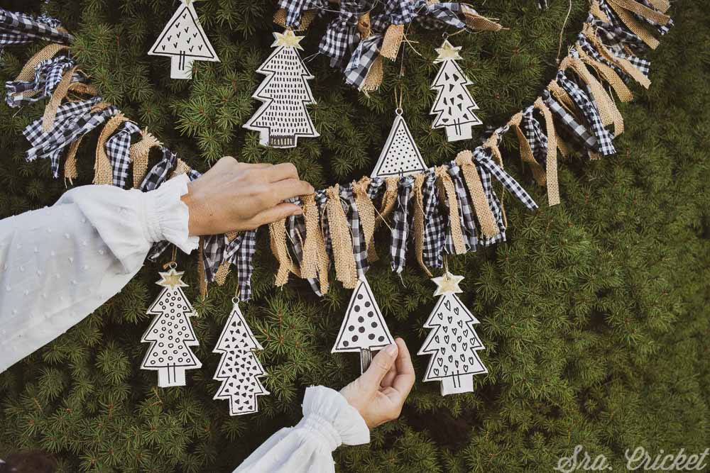 decorar árbol de navidad con adornos de arcilla hechos a mano