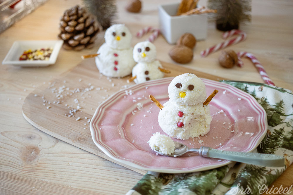 Pastelitos muñeco de nieve de queso ricotta y coco. Una buena idea para cocinar con niños