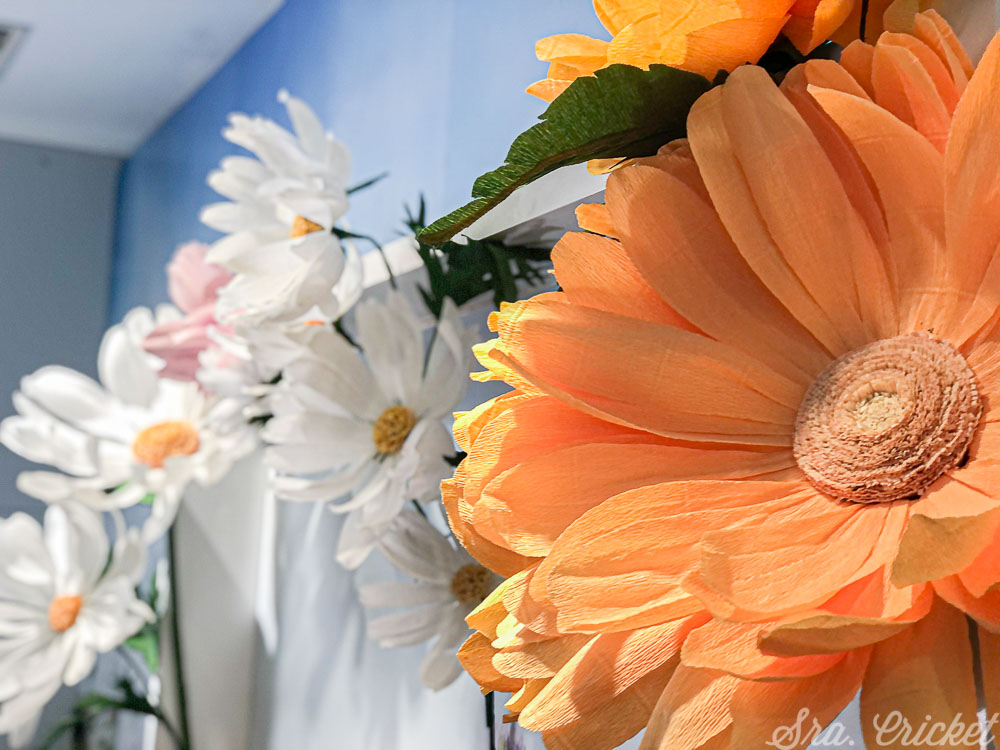 decoracion con flores de papel gigantes