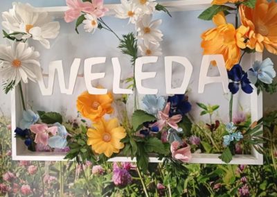Creación de ventana con flores de papel para pop-up Weleda