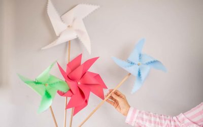 Cómo hacer molinillos de viento de papel que giran. Juguetes caseros